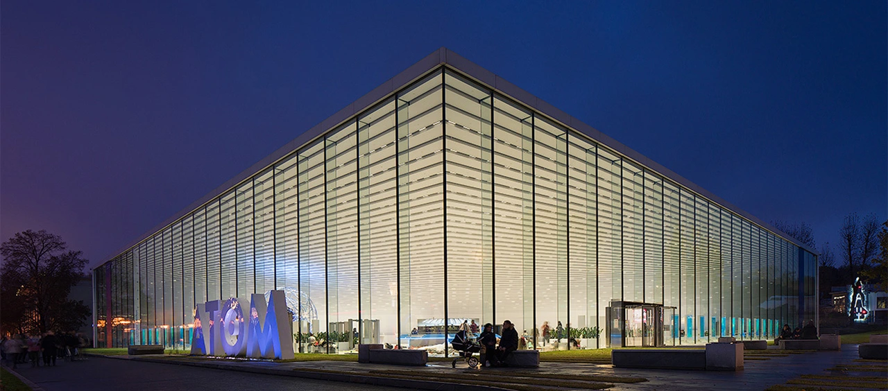 Павильон АТОМ на ВДНХ, вечерний вид